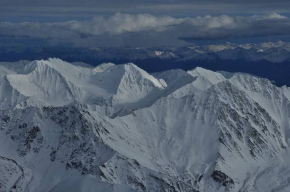 Sobrevoando montanhas do Denali National Park, no Alaska